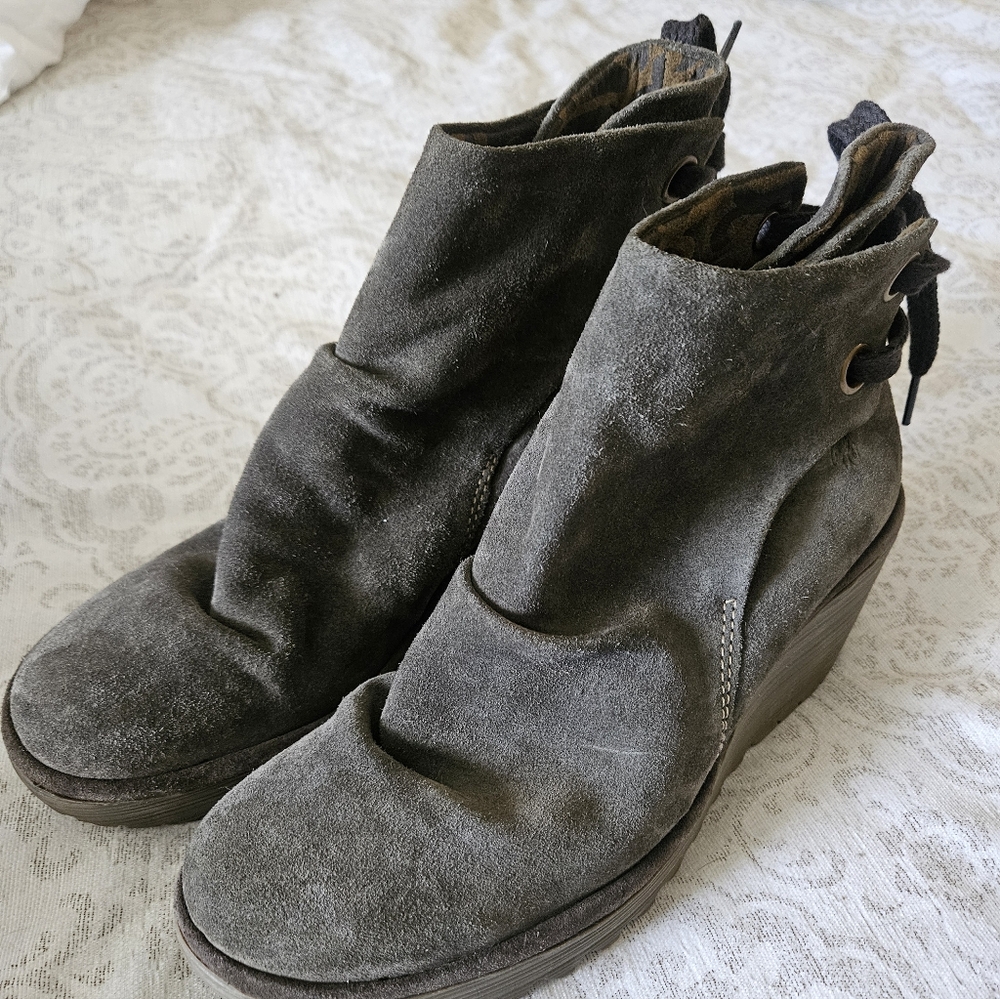 Fly London Olive Green Suede Wedge Ankle Booties with Lace-Back Sz 8.5 Women's